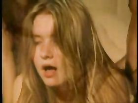 Девушке разрабатывают очко